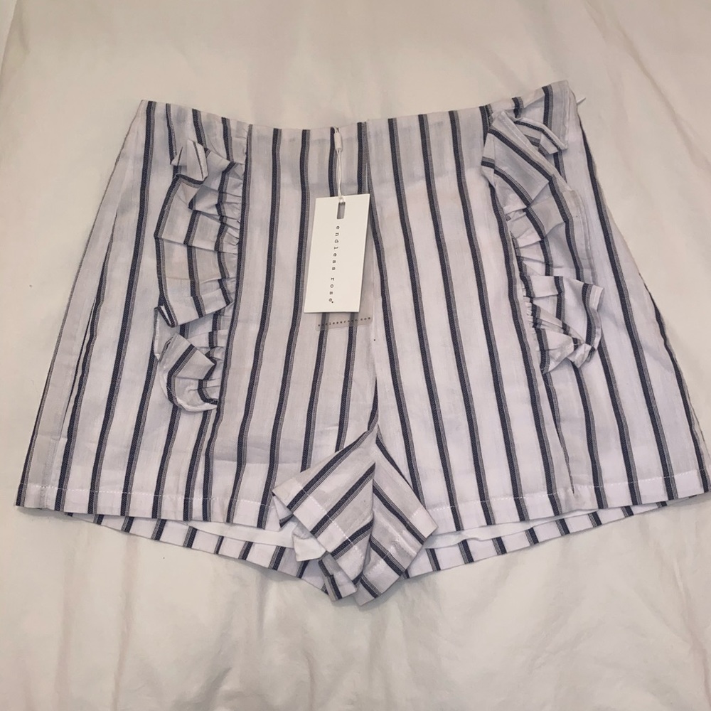 Endless Rose Ruffle Shorts - Picture 2 of 4